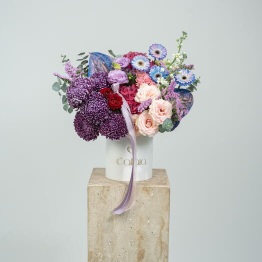 Небесный глубокий пурпурный цветок