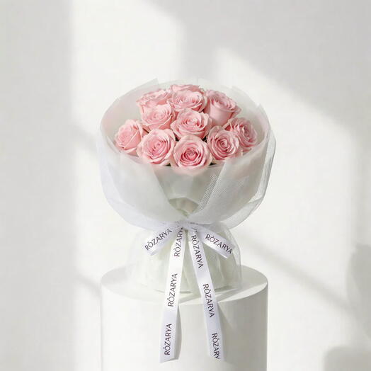 Миниатюрное розовое облачко: минималистичная классика из 12 роз