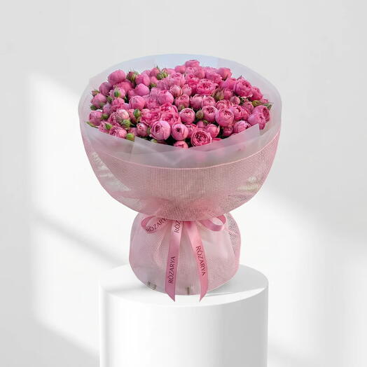 Букет кустовых роз ярко-розового цвета