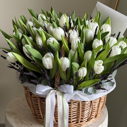 سلة من التوليب الأبيض والخزامى