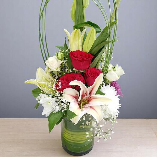 Композиция в стеклянной вазе из смешанных роз