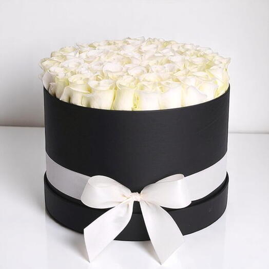 Неземная элегантность: молочно-белые свежие белые розы в круглой коробке