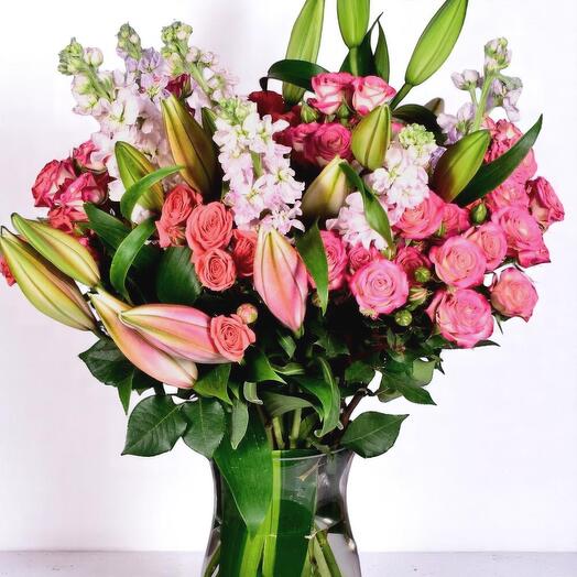 Ежедневный свежий букет | Розовые лилии, мини-розы   маттиола в хрустальной вазе | Элегантный цветочный подарок