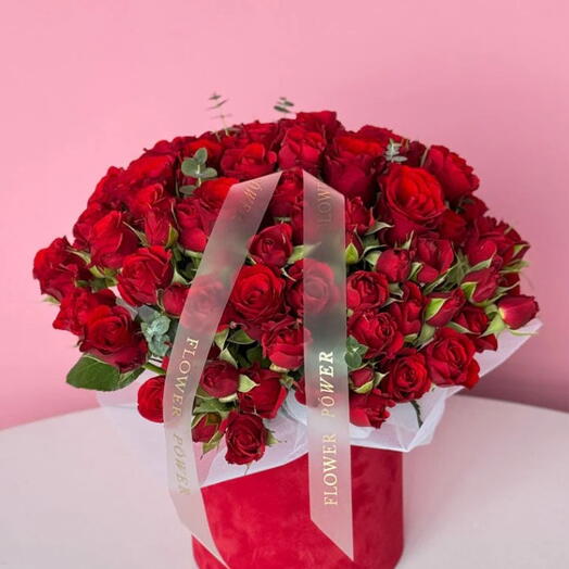Багровая любовь: коробка красных садовых кустовых роз