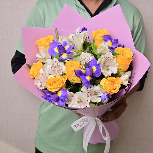 Букет из ирисов, альстромерий и роз  6924