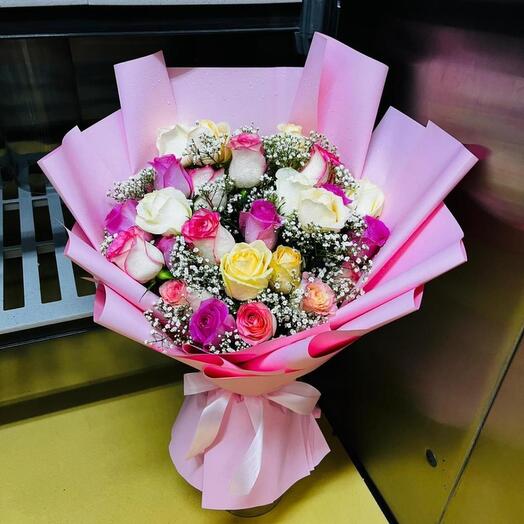Ramo de rosas rosas y blancas