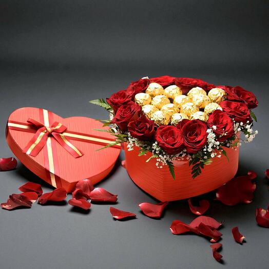 Коробка в форме сердца с красными розами и Ferrero Rocher
