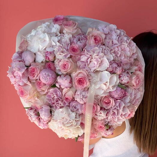 Нежная гармония: большой букет гортензий, роз и пионов