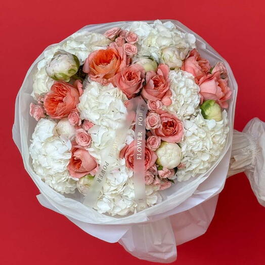 Персиковое облако: букет среднего размера из гортензий, пионов, кустовых роз и садовых роз