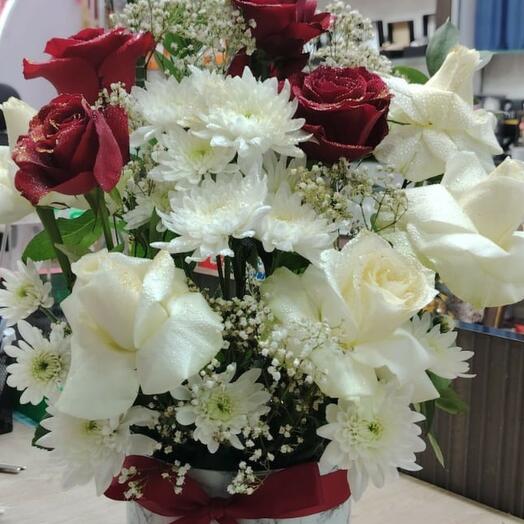 Красно-белая композиция в круглой коробке