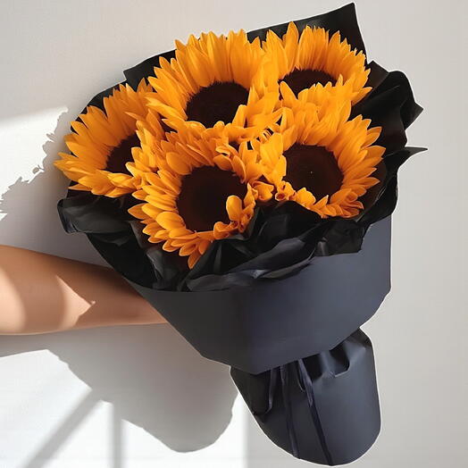 Солнечная радость - букет из 5 свежих подсолнухов | Цветы на день рождения Дубай | Flowwow