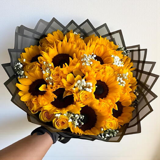 Гармония солнечного всплеска | 15 подсолнухов, 15 желтых роз   букет из гипсофилы