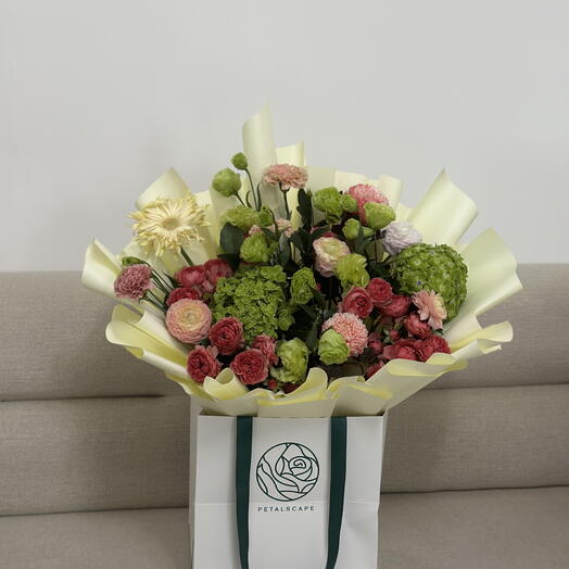 Яркий цветущий букет