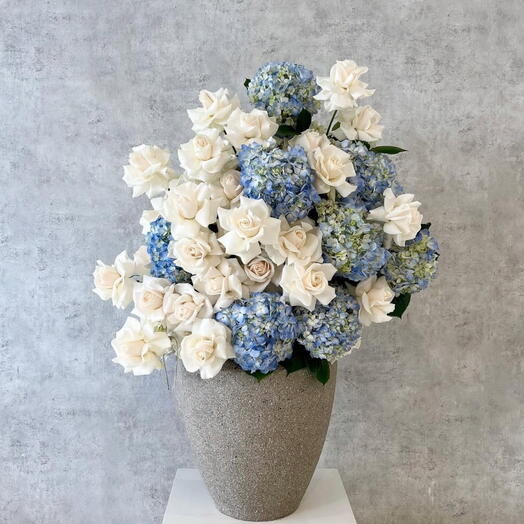 Boulevard- blue hydrangea Rose vase