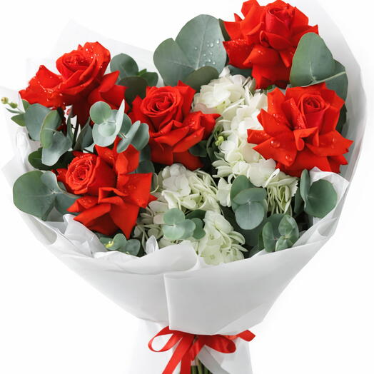 Алая грация – розы   белая гортензия