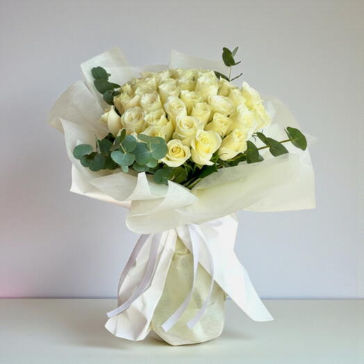 PureLoveBouquet — 51 белая роза в элегантной синей упаковке | Безмятежный подарок ко Дню святого Валентина, наполненный чистотой и спокойствием