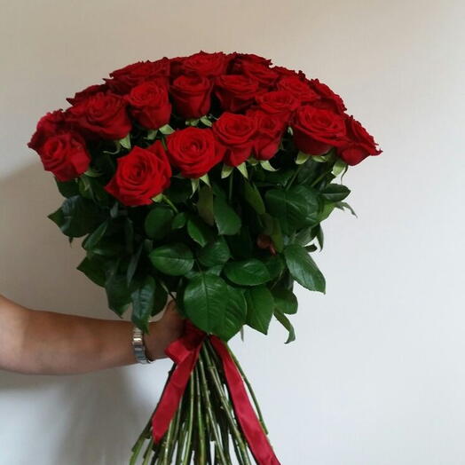 Ramo natural de rosas rojas