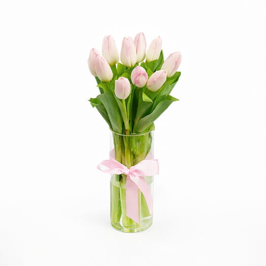 Светло-розовый тюльпан в стеклянной вазе