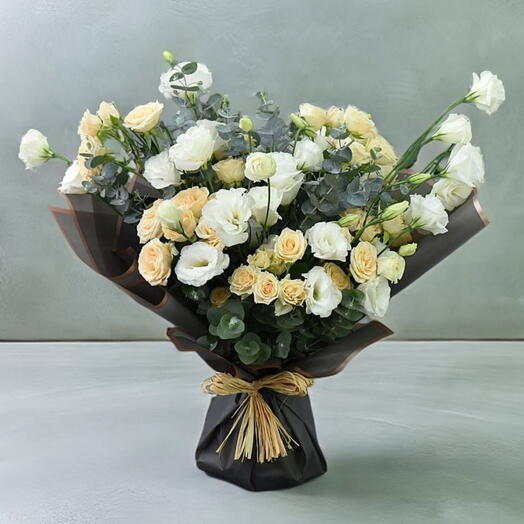 Лизиантус, спрей-розы, эвкалипт в букете