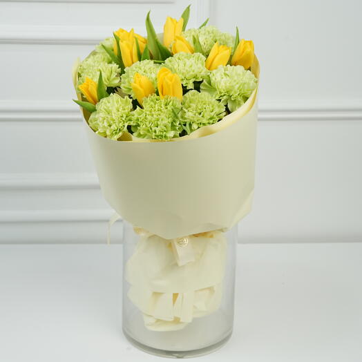 Букет тюльпанов и зелёных гвоздик