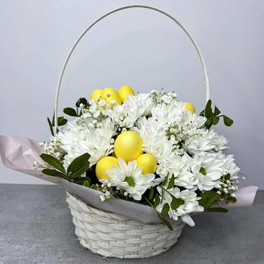 "Easter Joy" Роскошная цветочная корзина: 8 белых хризантем, гипсофила   7 жёлтых яиц