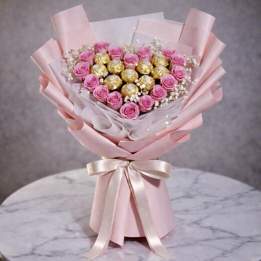 باقة 11 فيريرو روشيه مع 15 وردة وردية – تنسيق زهور رومانسي مع الشوكولاتة