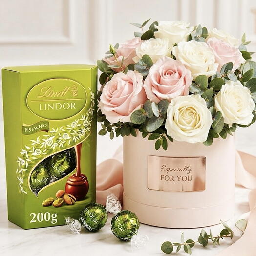 Роскошная коробка с 15 розовыми и белыми розами и фисташковым шоколадом Lindt | Доставка по Дубаю