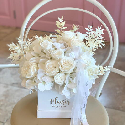 Rosa blanca preservada con flores secas y de seda