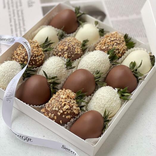 Strawberries in chocolate "Waffle crumbs" 16 pcs