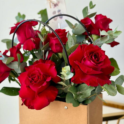 Коробка с розами к Международному женскому дню