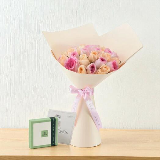 Персиково‑розовое наслаждение с шоколадным комбо – элегантный подарочный комплект с букетом роз для неё