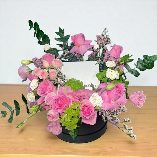 Цветы в коробке – элегантные розовые и белые розы с гортензией и гвоздикой