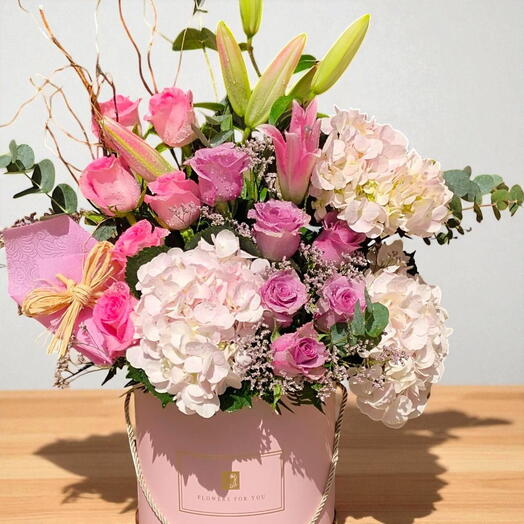 Розовая, фиолетово-белая элегантная коробка