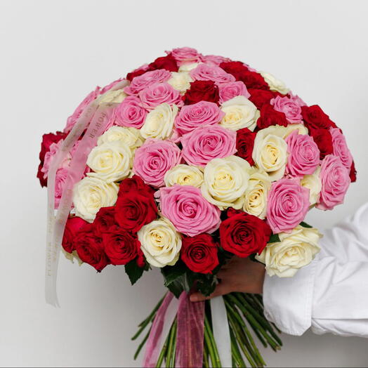 Rapture: Ramo de 50 rosas blancas, rosadas y rojas
