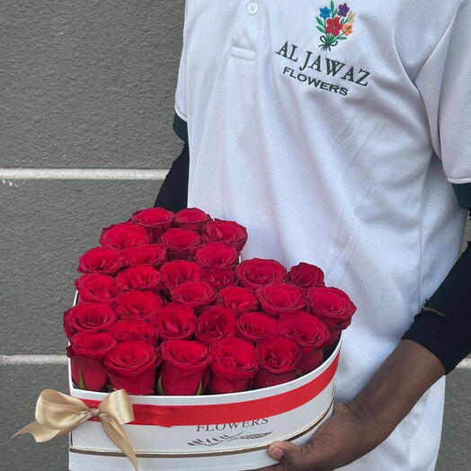 25 красных роз в коробке в форме сердца