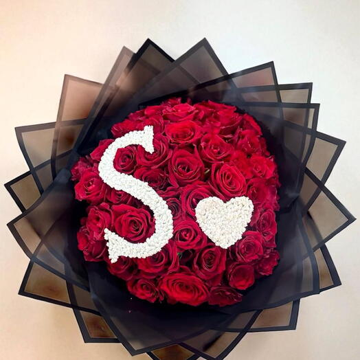 Ramo de 50 rosas rojas con la letra S