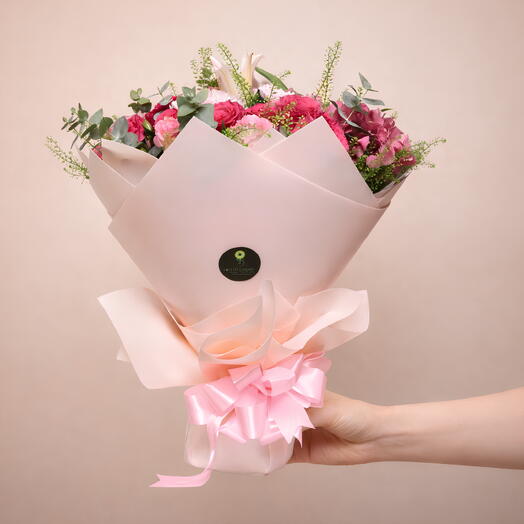 Composition florale rose pure : bouquet de roses, lys, hortensias et feuillage