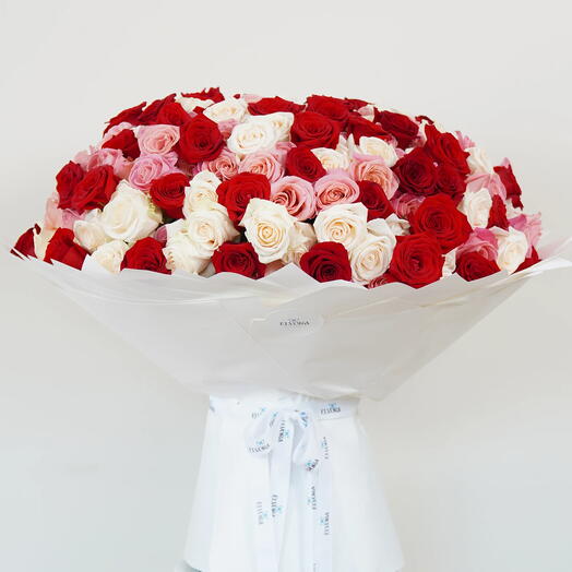 Букет преданности из белых, красных и розовых роз