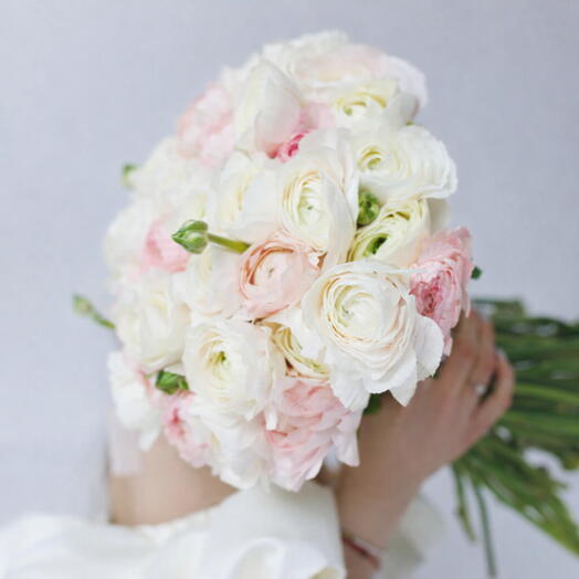 Candy: Ramo tamaño WOW de ranúnculos blancos y rosa claro