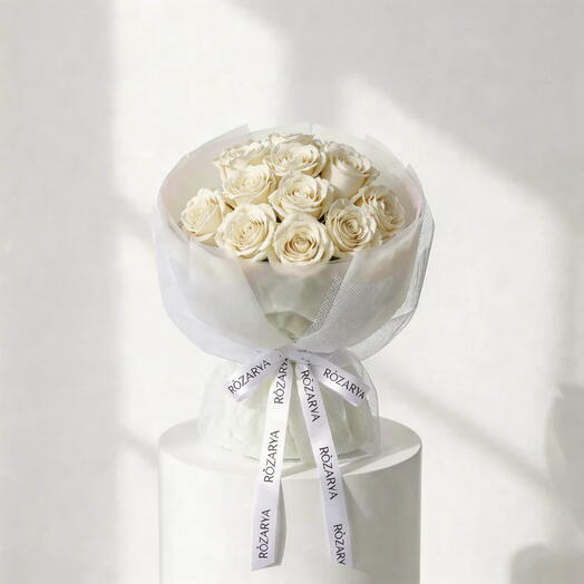 Миниатюрное облако слоновой кости: Классический минималистичный букет из 12 роз