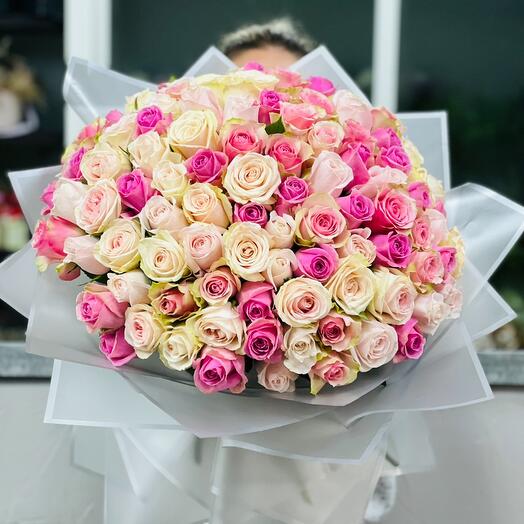 Розоватый микс из 101 розы