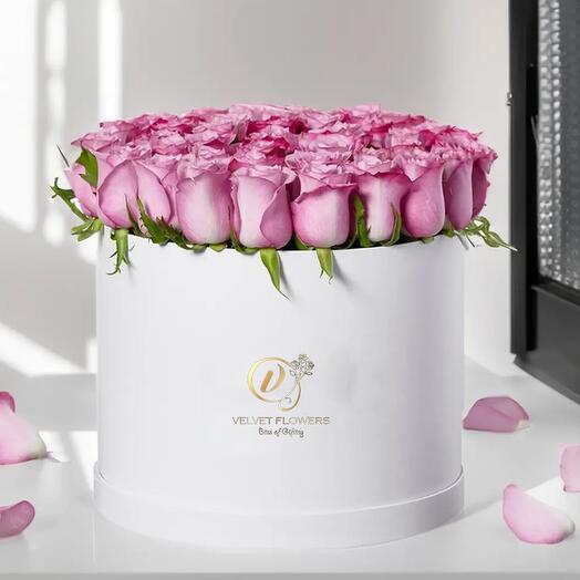 Фиолетовые розы в белой круглой коробке