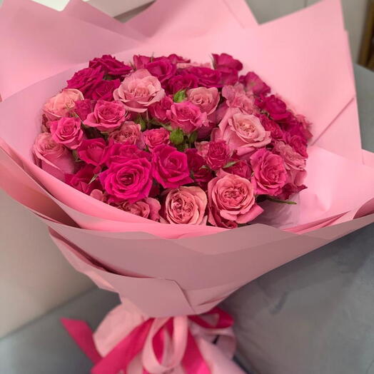 Bouquet de roses en spray rose foncé