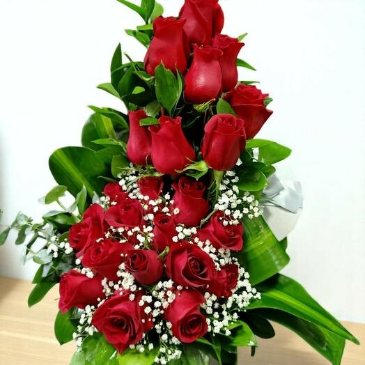 Элегантная башня из красных роз