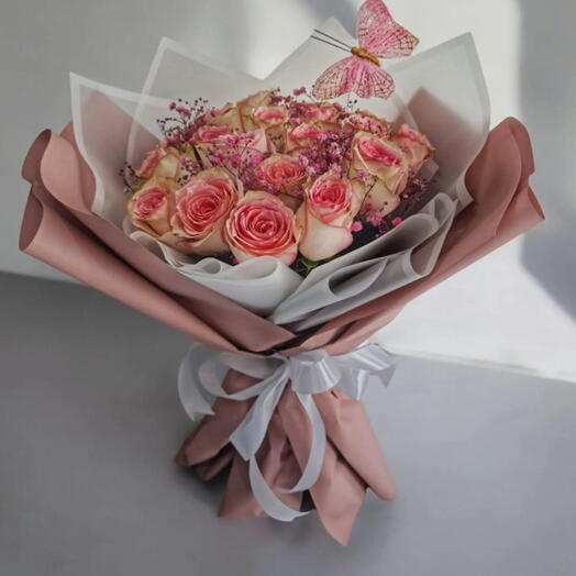 Susurros de Gracia | 21 rosas rosadas con adorno de mariposa
