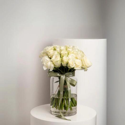 Ваза с белой розой