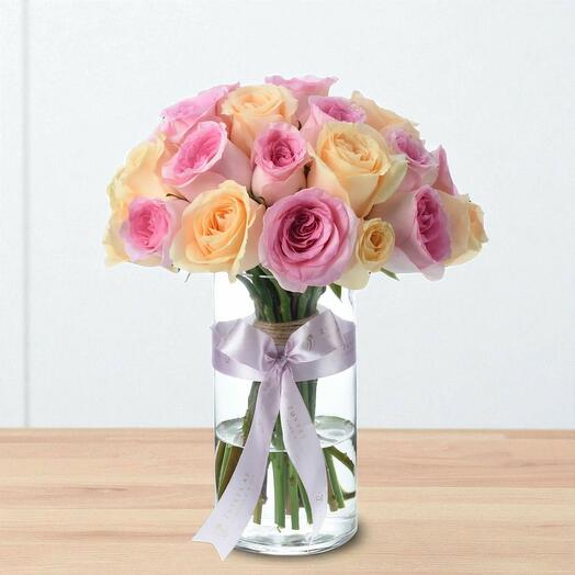 Композиция в вазе «Персиково-розовое наслаждение»