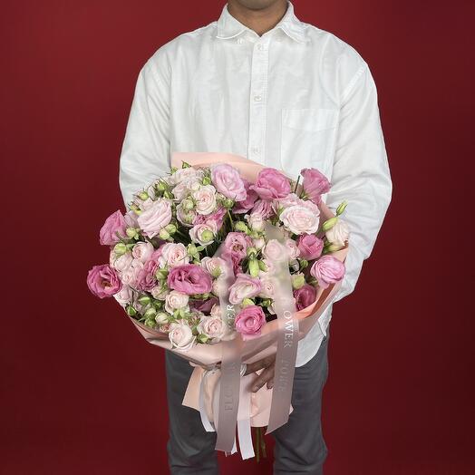 Сад Благодати: букет светло-розовых роз и розовой эустомы