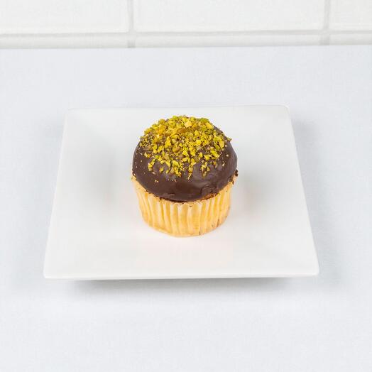 كب كيك بوسطن كريم بالفستق – كب كيك فاخر بحشوة كريم الفستق   طلاء الشوكولاتة