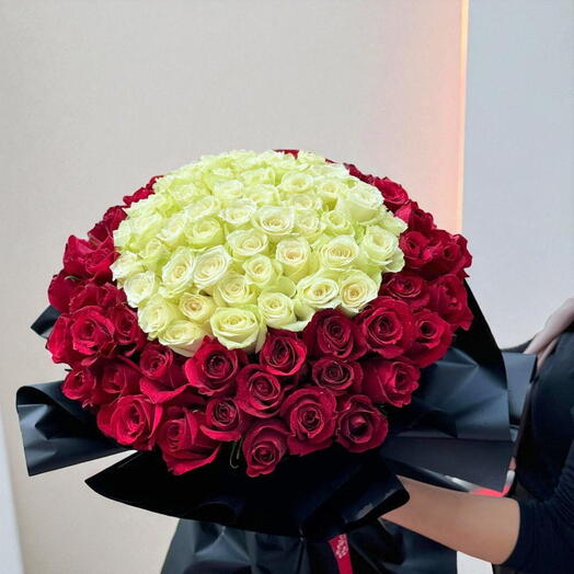 Bouquet de 100 roses rouges et blanches
